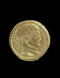 Solidus (avers) de Constantin Ier le Grand (AD 306-AD 337) avec un buste nu et portant une couronne de laurier. Inscription : CONSTANTINVS P F AVG